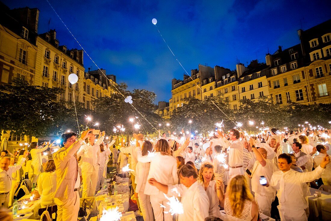 Frankreich, Paris, Place Dauphine, Abendessen in Weiß