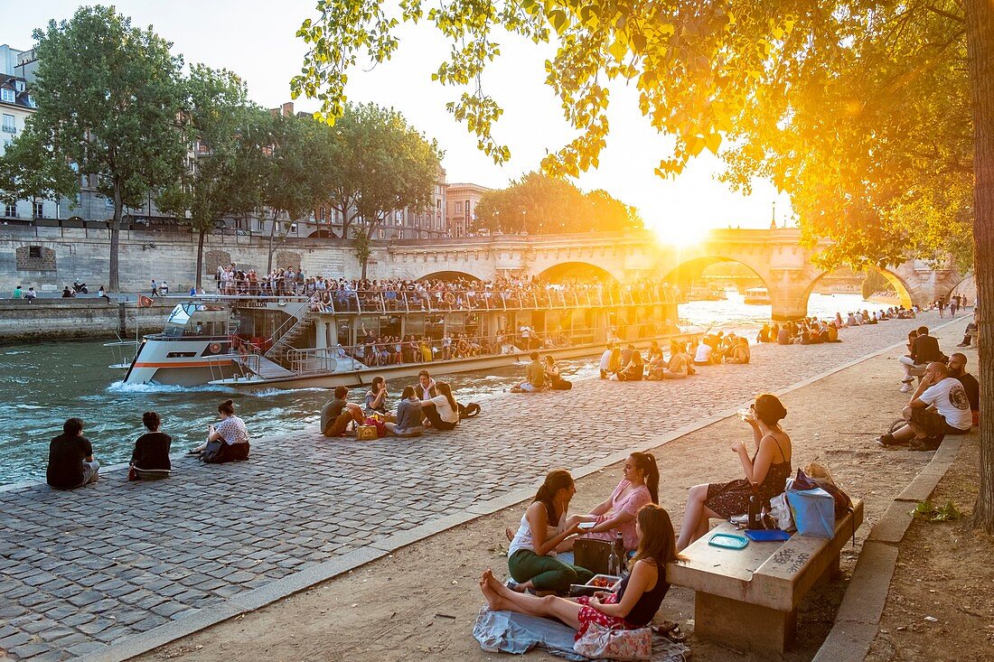 France, Paris, area listed as World Heritage by UNESCO, Ile de la Cite, Quai des Orfevres at sunset