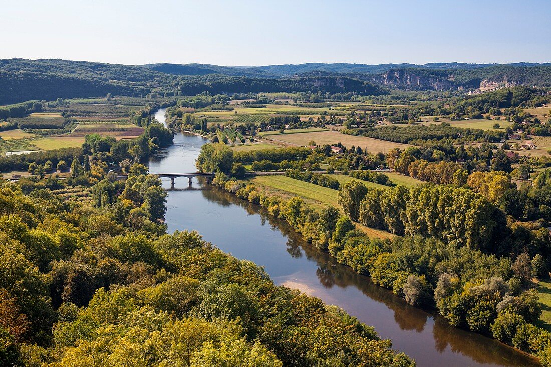 Frankreich, Dordogne, Perigord Noir, Dordogne-Tal, Domme, beschriftet Most Beaul Villages in Frankreich, Domme, Panorama auf das Dordogne-Tal