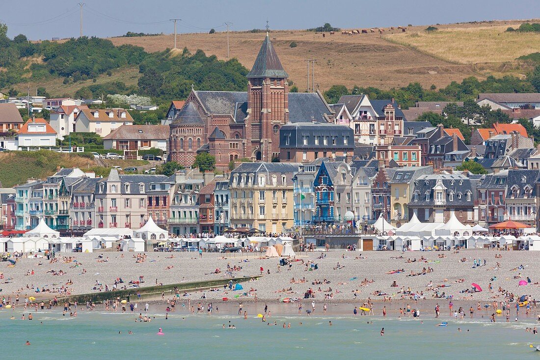 Frankreich, Somme, Mers les Bains, Strandhütten und Villen am Meer, im Hintergrund die Saint-Martin-Kirche