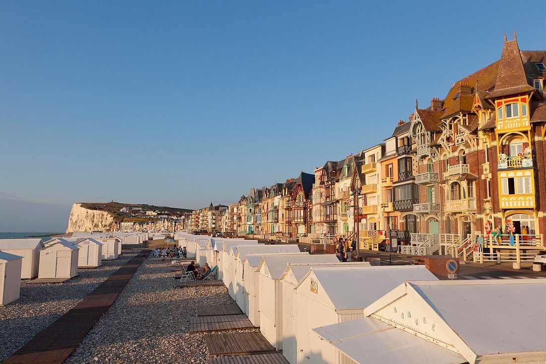 Frankreich, Somme, Mers les Bains, Klippen, Strandhütten und Villen mit Architektur am Meer