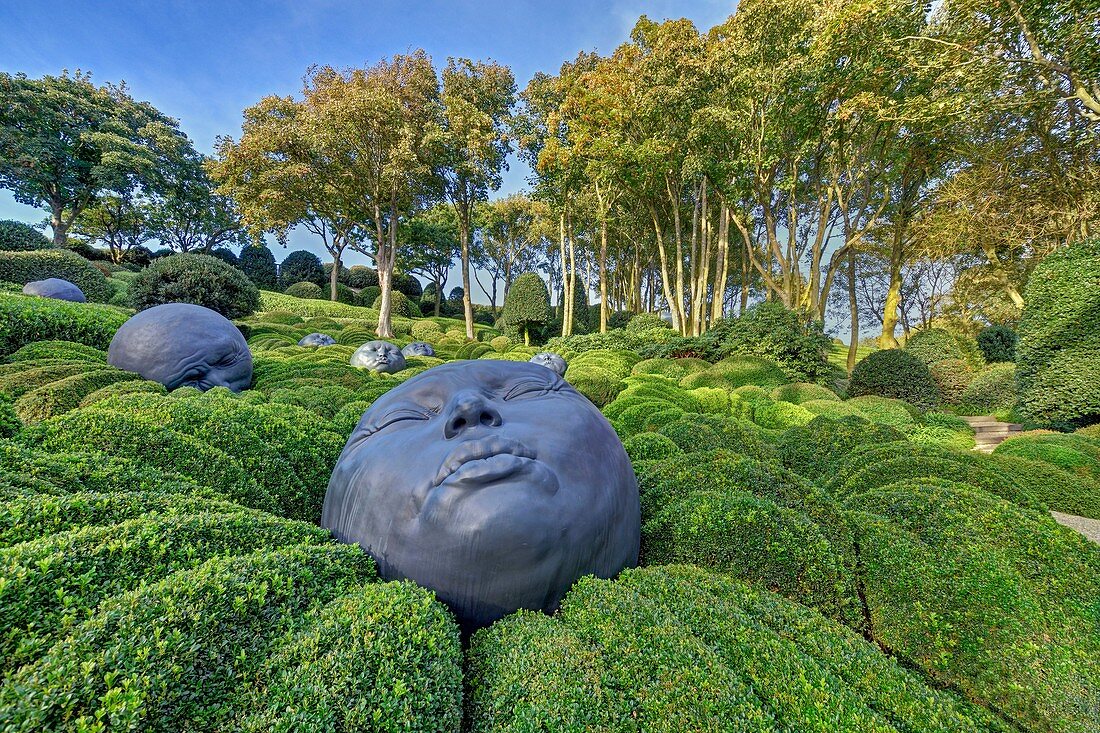 Frankreich, Seine Maritime, Etretat, Gärten von Etretat, der Emotions-Garten mit Skulpturen, die 2016 von Samuel Salcedo angefertigt und Regentropfen genannt wurden