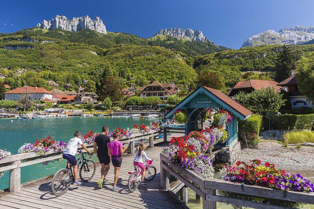 Frankreich, Haute Savoie, Talloires am Ufer des Annecy-Sees, Blick auf die Dents de Lanfon (1824 m) und La Tournette (2351 m)