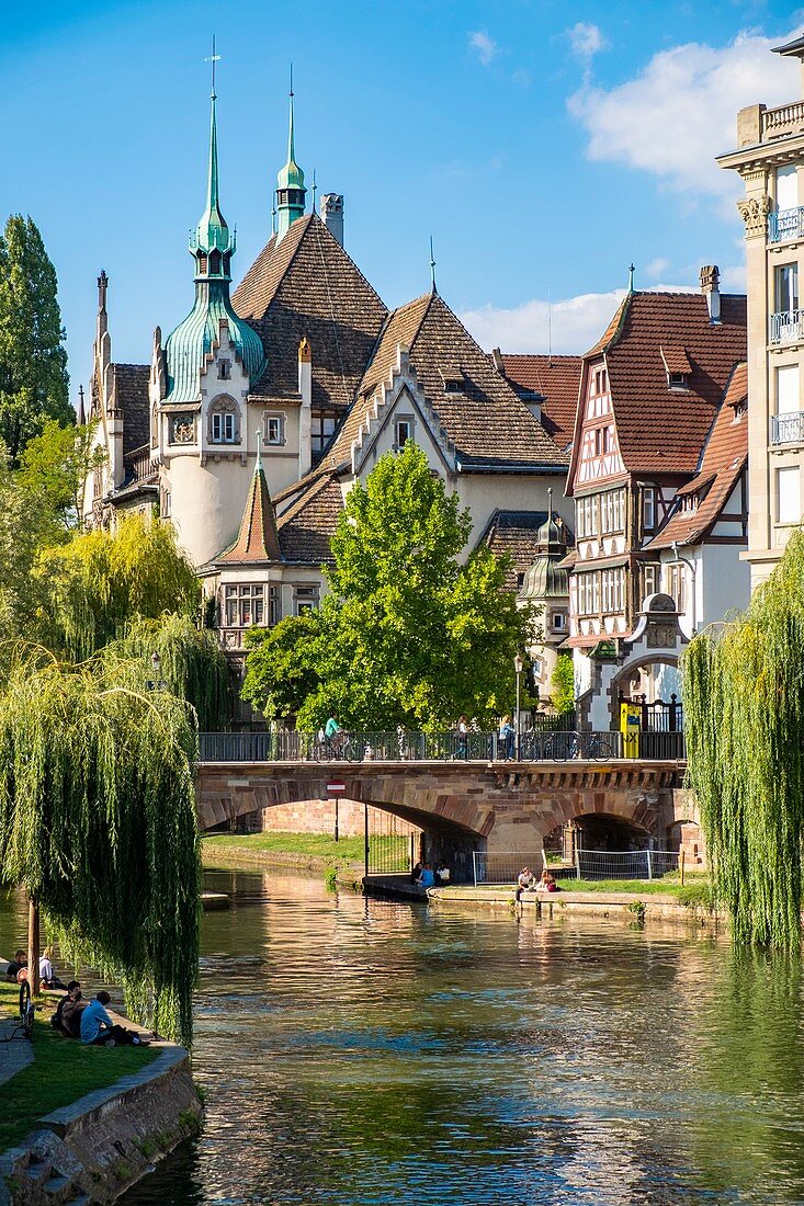 Frankreich, Bas Rhin, Straßburg, Altstadt, die von der UNESCO zum Weltkulturerbe erklärt wurde, die Ufer des Flusses Ill und die Pontonniers High School