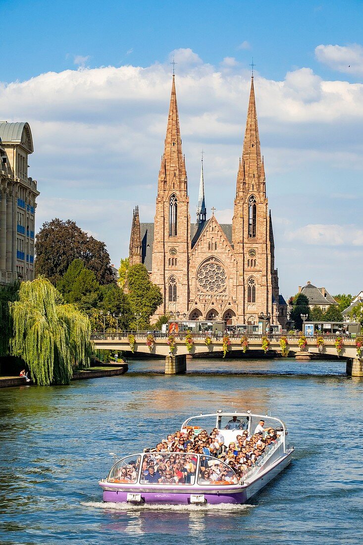 Frankreich, Bas Rhin, Straßburg, Altstadt, die von der UNESCO zum Weltkulturerbe erklärt wurde, Flugboot auf dem Ill River mit der St. Pauls Kirche im Hintergrund