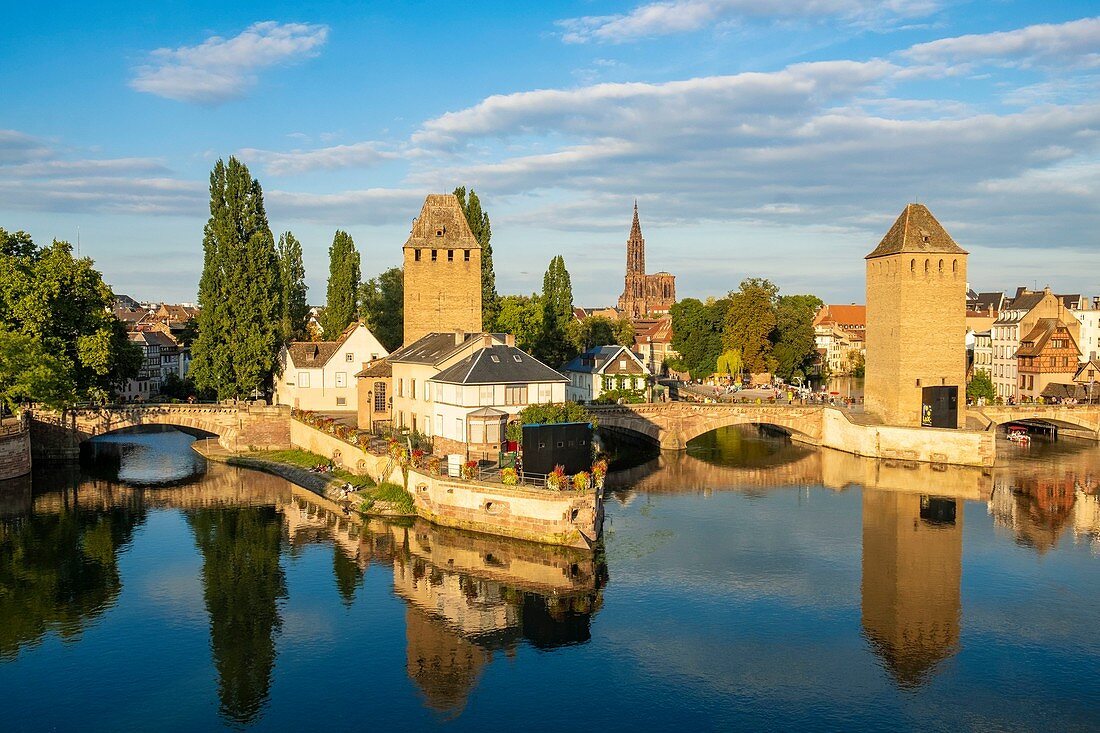 Frankreich, Bas Rhin, Straßburg, Altstadt, die von der UNESCO zum Weltkulturerbe erklärt wurde, Bezirk Petite France, überdachte Brücken über die Ill und die Kathedrale Notre Dame