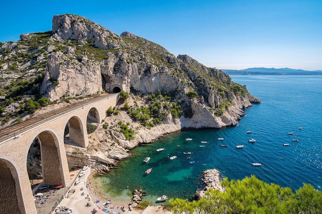 Frankreich, Bouches du Rhone, Marseille, die blaue Küste, der Calanque der Vesse und das Viadukt der Eisenbahn