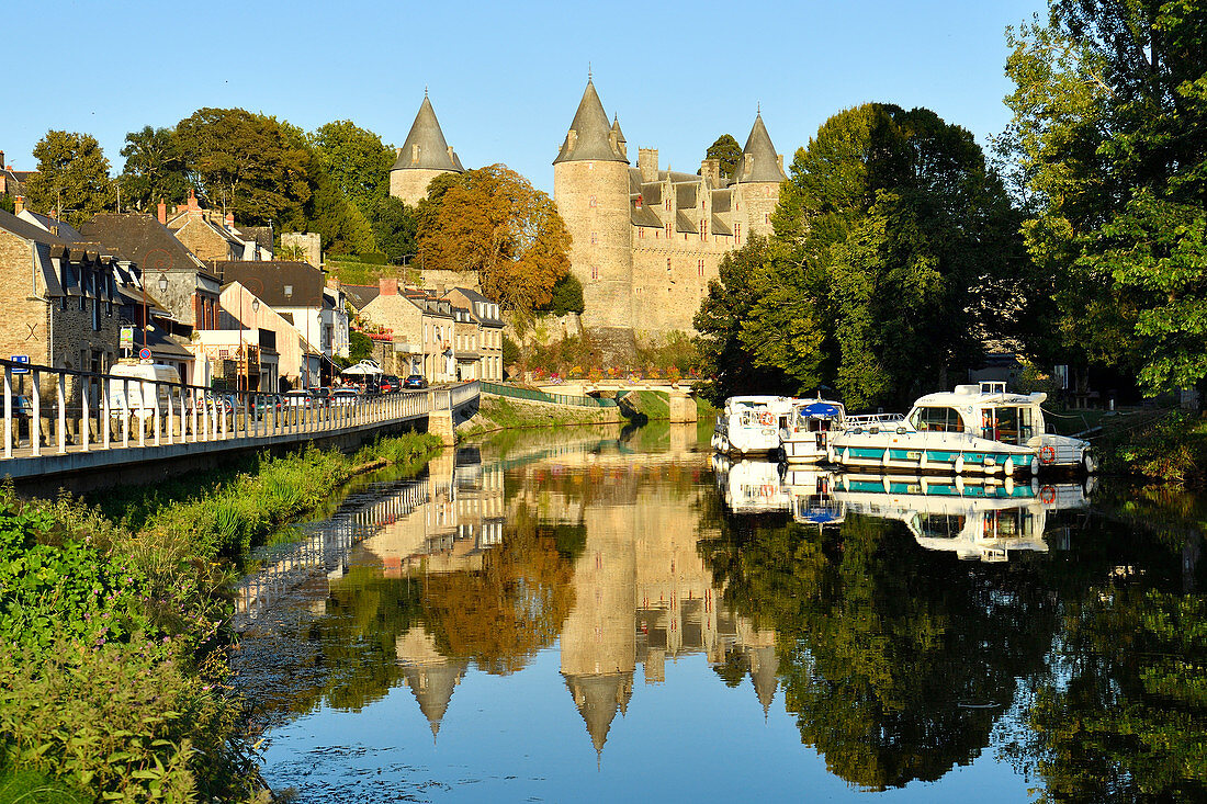 Frankreich, Morbihan, Halt auf dem Jakobsweg, Josselin, mittelalterliches Dorf, Josselin-Burg im flammenden gotischen Stil am Ufer des Flusses Oust