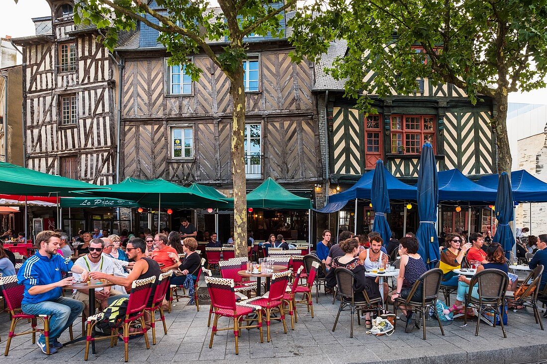 Frankreich, Ille-et-Vilaine, Rennes, Sainte-Anne-Platz, gesäumt von Fachwerkhäusern aus dem 16. und 17. Jahrhundert