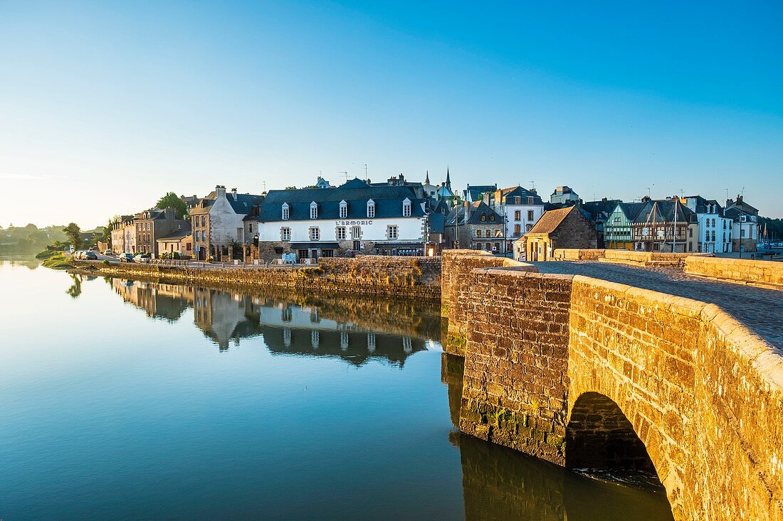 France, Morbihan, Gulf of Morbihan, Auray, the old Saint-Goustan bridge over Auray river