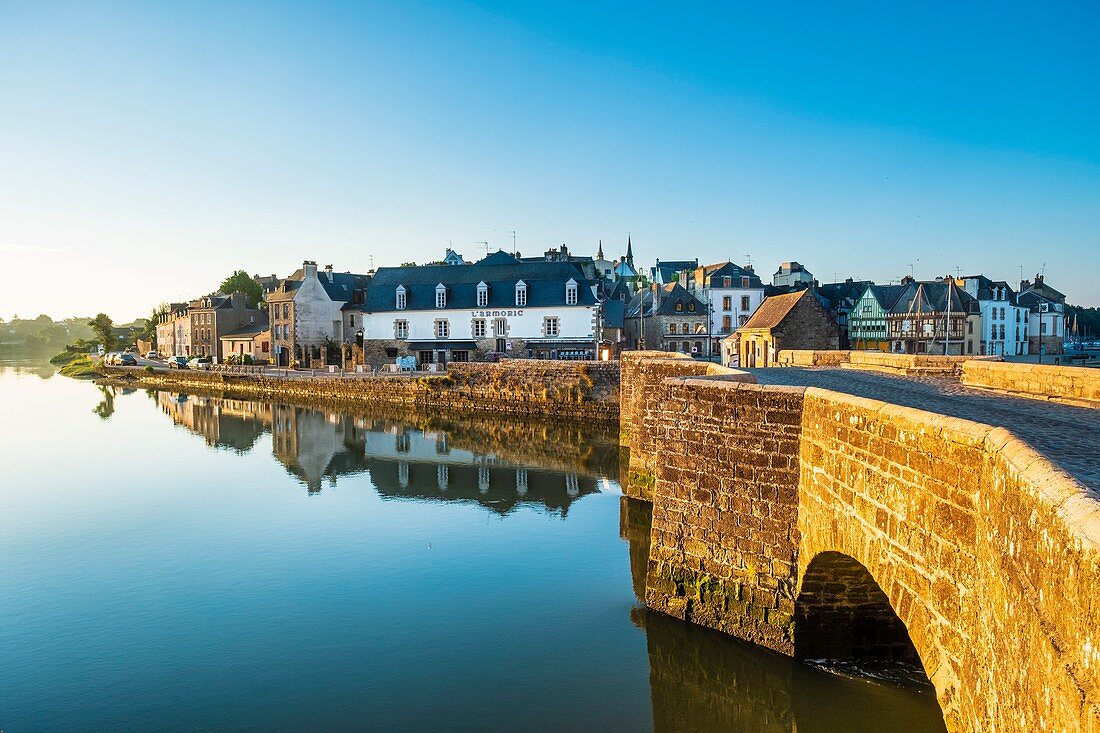 Frankreich, Morbihan, Golf von Morbihan, Auray, die alte Saint-Goustan-Brücke über den Fluss Auray