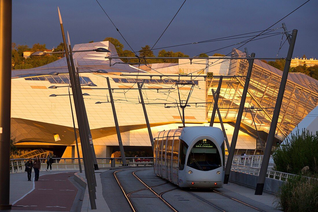 France, Rh?ne, Lyon, La Confluence district, tramway, Museum of Confluences, architects Coop Himmelb (l) at Wolf D Prix and Partner in the background