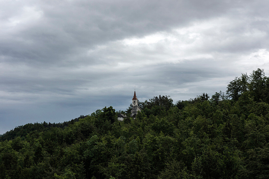 Alte Kirche im Wald, Region Kranj, Slowenien