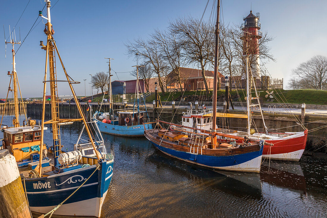 Fischkutter im alten Hafen von Büsum, Nord-Friesland, Schleswig-Holstein