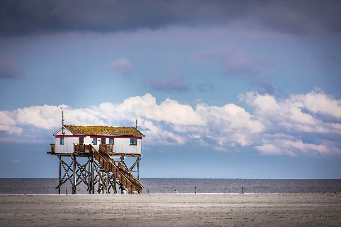 Stelzenhaus am Strand von St. Peter-Ording, Nord-Friesland, Schleswig-Holstein