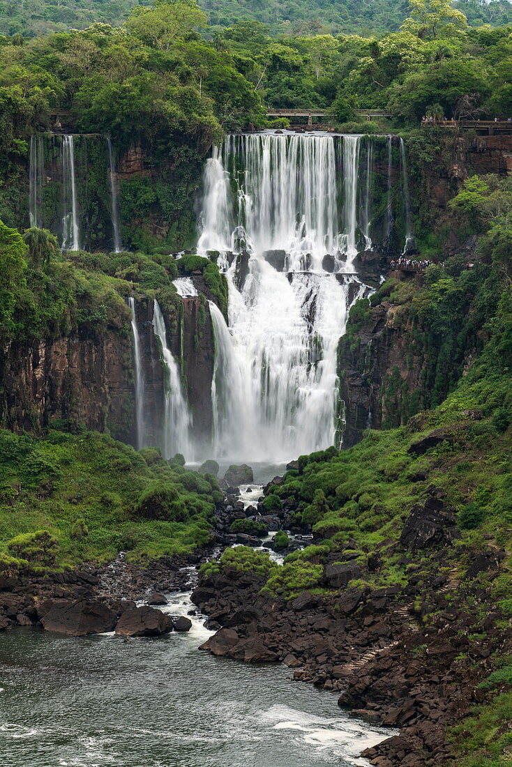 Blick auf Wasserfälle der Iguazu Falls, Iguazu National Park, Parana, Brasilien, Südamerika