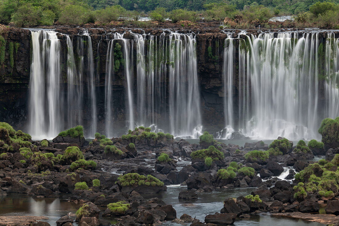 Blick auf Wasserfälle der Iguazu Falls, Iguazu National Park, Parana, Brasilien, Südamerika