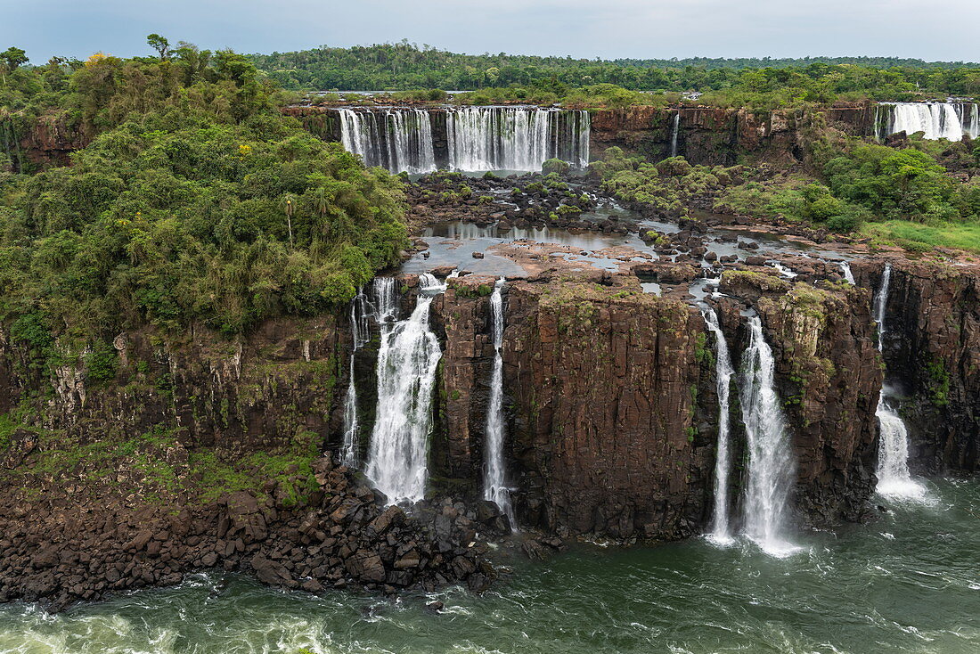 Blick auf Wasserfälle der Iguazu Falls, Iguazu National Park, Parana, Brasilien, Südamerika