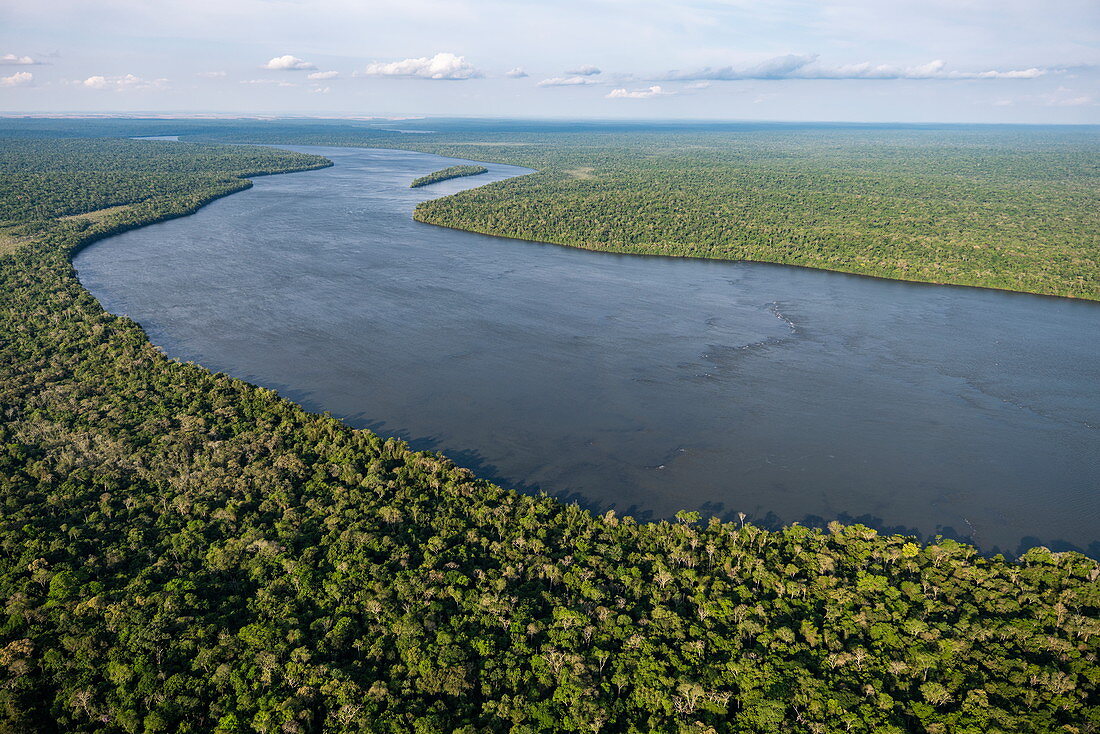 Luftaufnahme von Fluss Iguazu direkt oberhalb der Wasserfälle der Iguazu Falls, Iguazu National Park, Parana, Brasilien, Südamerika