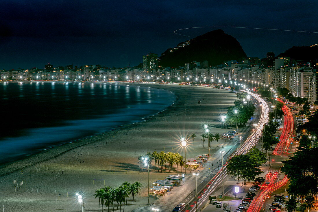 Blick über Strand Copacabana bei Nacht, Rio de Janeiro, Rio de Janeiro, Brasilien, Südamerika
