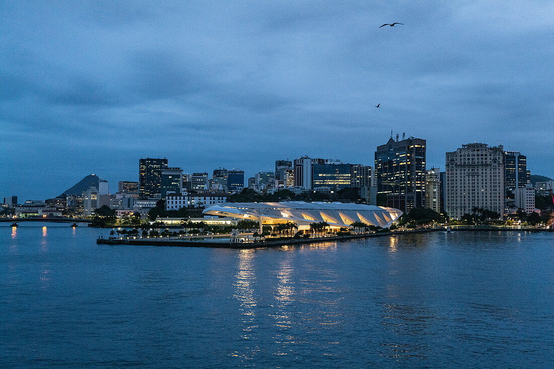 Pier Maua und Stadt in der Abenddämmerung, Rio de Janeiro, Rio de Janeiro, Brasilien, Südamerika
