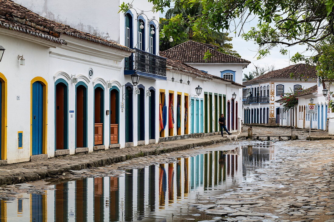 Überflutete Straßen von Paraty mit Flutwasser vom Meer, Paraty, Rio de Janeiro, Brasilien, Südamerika