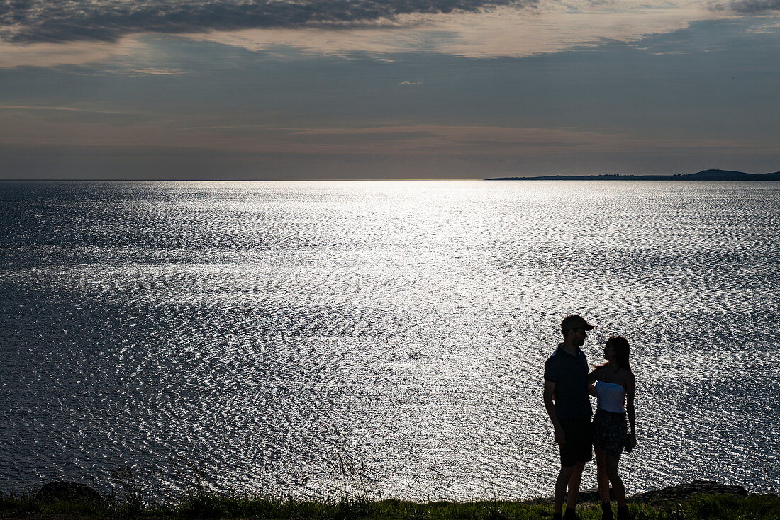 Silhouette von jungem Paar bei Punta Ballena, Punta del Este, Maldonado Department, Uruguay, Südamerika