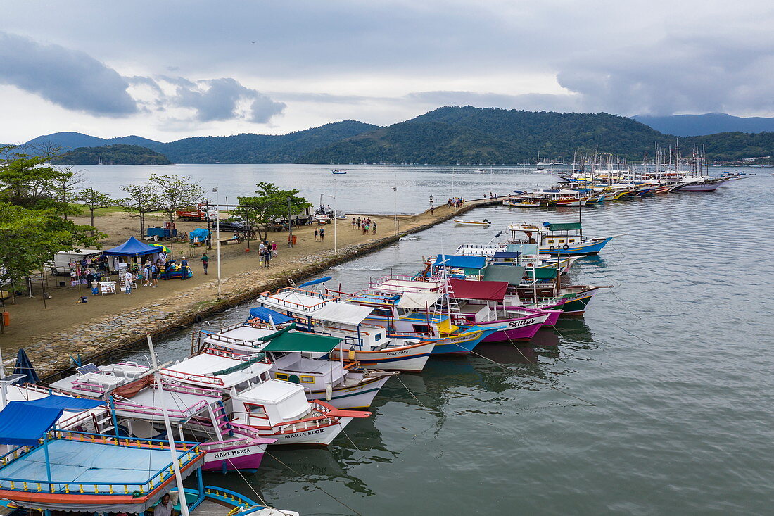 Luftaufnahme von Fischerbooten am Pier, Paraty, Rio de Janeiro, Brasilien, Südamerika