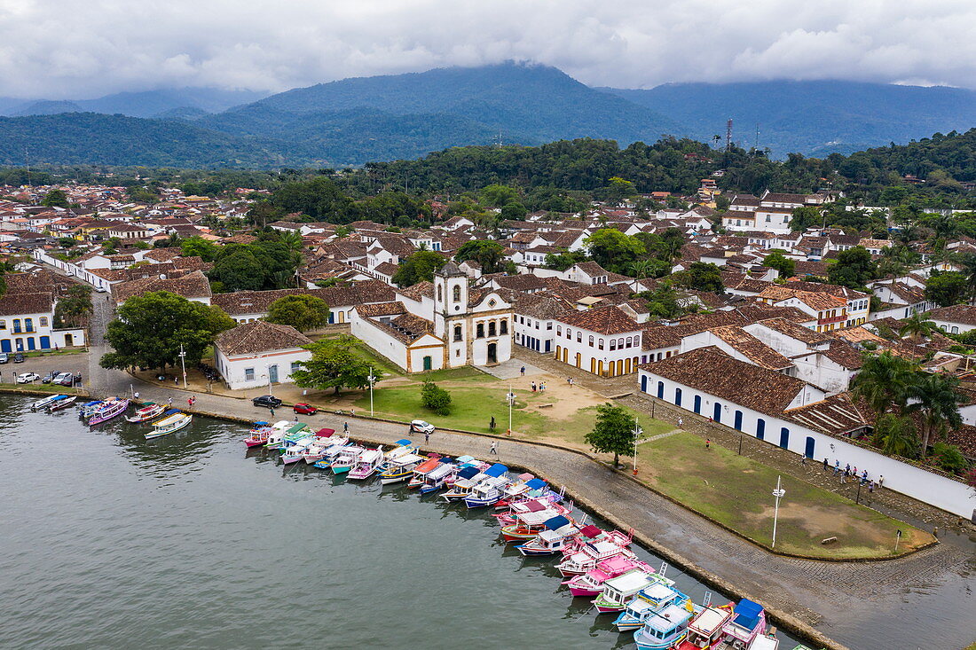 Luftaufnahme von Fischerbooten am Pier mit Igreja de Santo Rita Kirche, Paraty, Rio de Janeiro, Brasilien, Südamerika