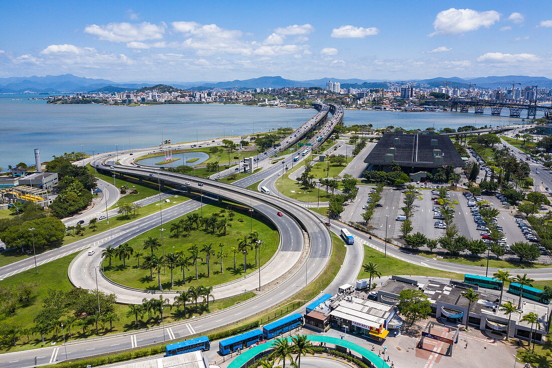 Luftaufnahme von Autobahnüberführung und Brücke am Stadteingang, Florianopolis, Santa Catarina, Brasilien, Südamerika