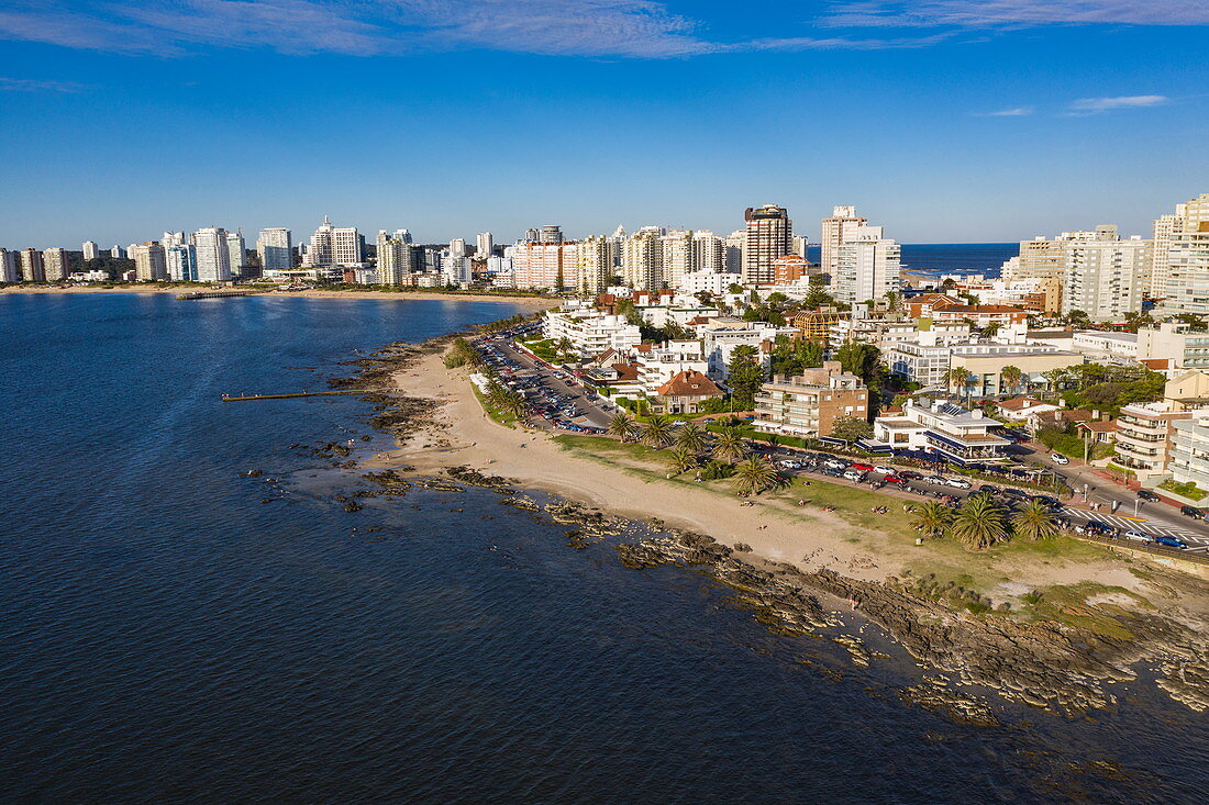 Luftaufnahme von Küste und Skyline, Punta del Este, Maldonado Department, Uruguay, Südamerika