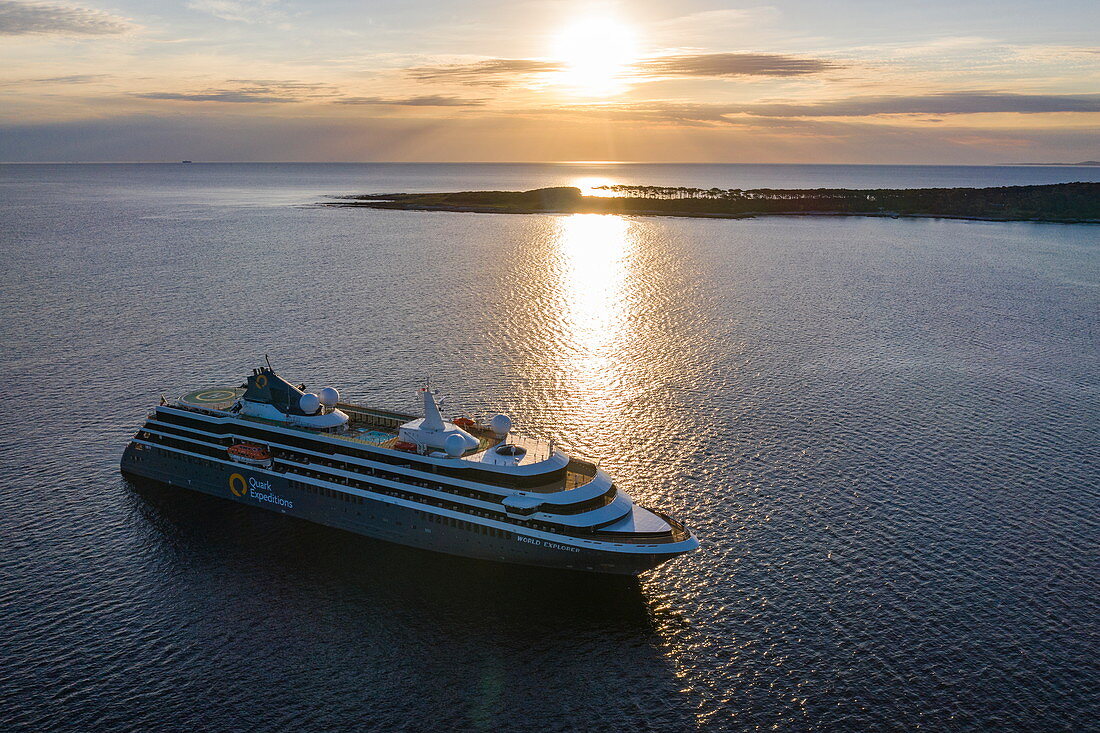 Luftaufnahme von Expeditions Kreuzfahrtschiff World Explorer (nicko cruises) mit Insel dahinter bei Sonnenuntergang, Punta del Este, Maldonado Department, Uruguay, Südamerika