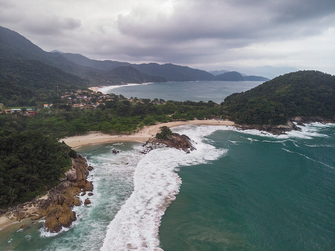 Luftaufnahme von Strand und Küste an einem stürmischen Tag, nahe Paraty, Rio de Janeiro, Brasilien, Südamerika