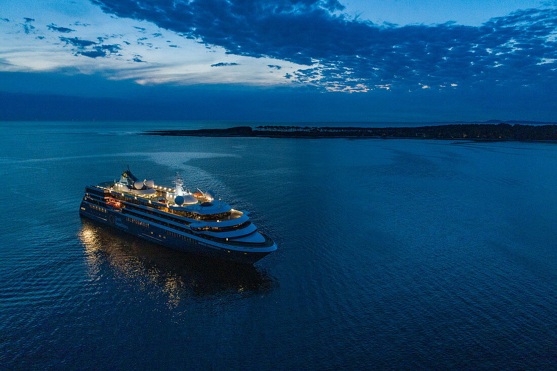 Luftaufnahme von Expeditions Kreuzfahrtschiff World Explorer (nicko cruises) mit Insel dahinter in der Abenddämmerung, Punta del Este, Maldonado Department, Uruguay, Südamerika