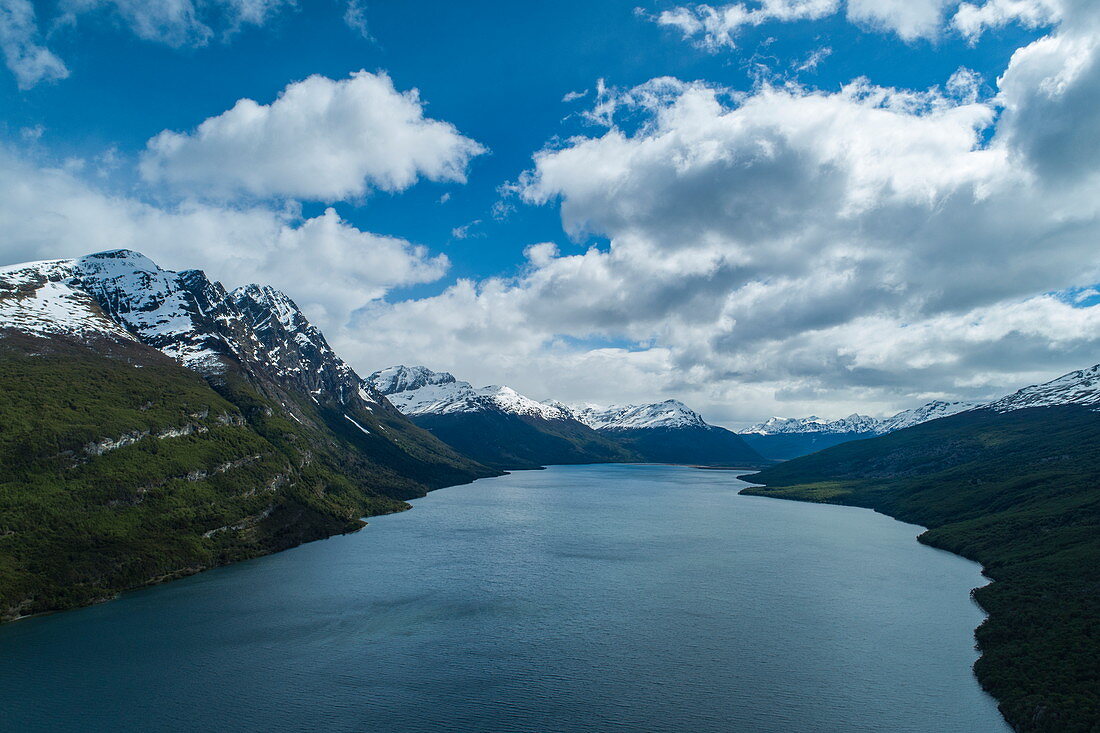 Luftaufnahme von See im Tierra del Fuego National Park, nahe Ushuaia, Feuerland, Patagonien, Argentinien, Südamerika