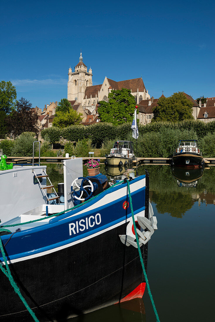 Stadtansicht und Hausboote auf dem Doubs, Dole, Departement Jura, Franche-Comté, Frankreich