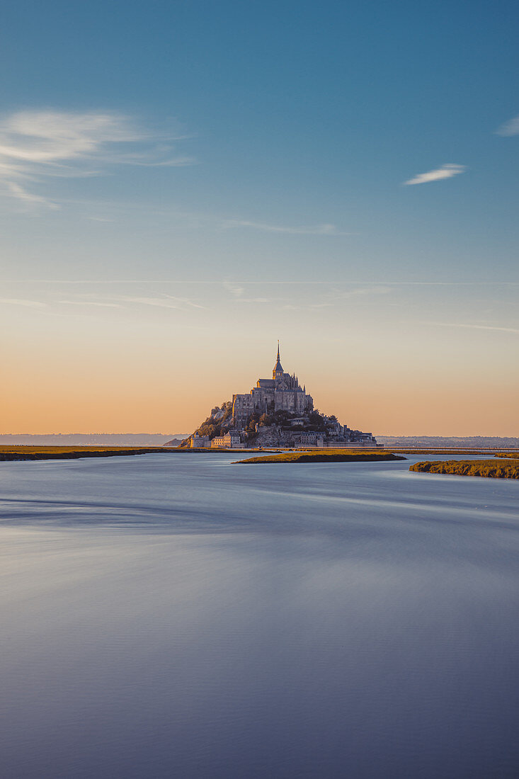 Blick am Abend auf die felsige Insel Mont Saint Michel mit dem gleichnamigen Kloster, Normandie, Frankreich.