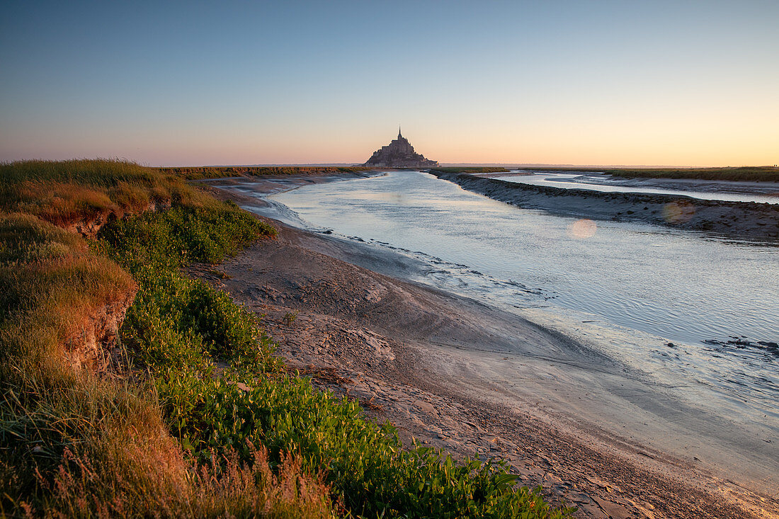 Blick am Morgen auf die felsige Insel Mont Saint Michel mit dem gleichnamigen Kloster, Normandie, Frankreich