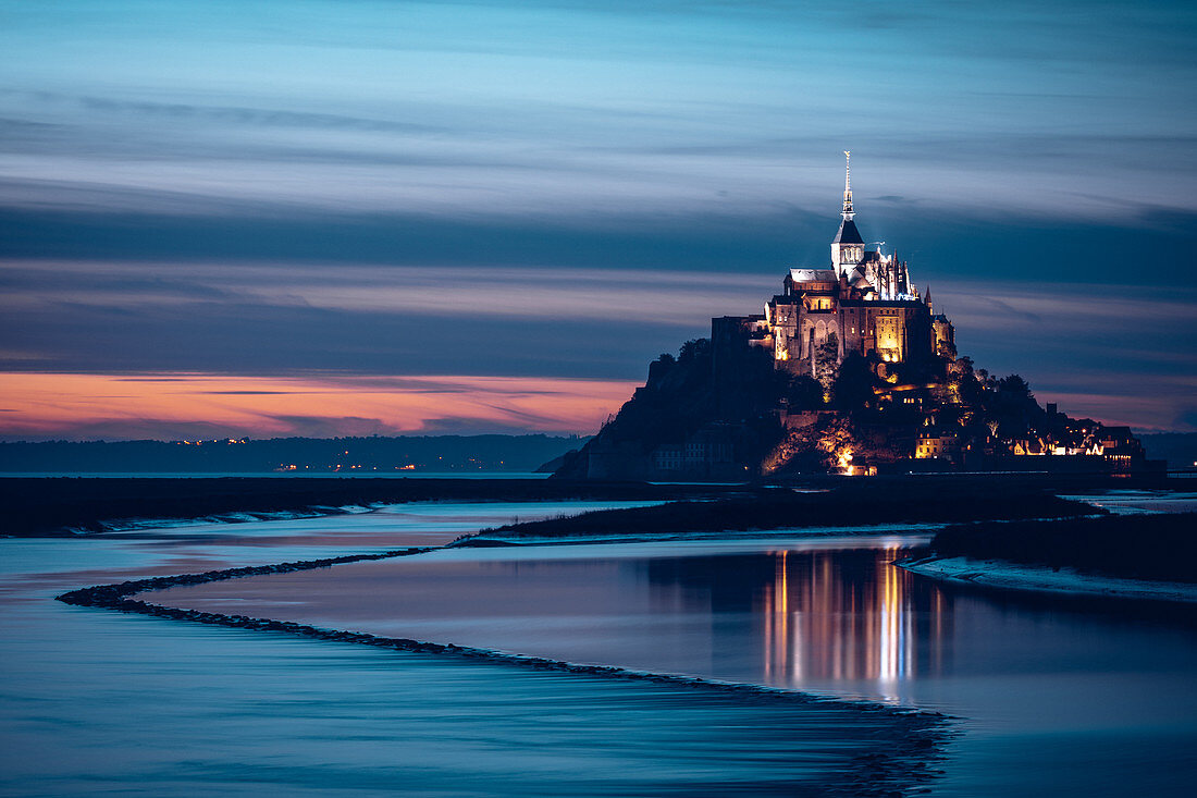Blick am Abend auf die felsige Insel Mont Saint Michel mit dem gleichnamigen Kloster, Normandie, Frankreich