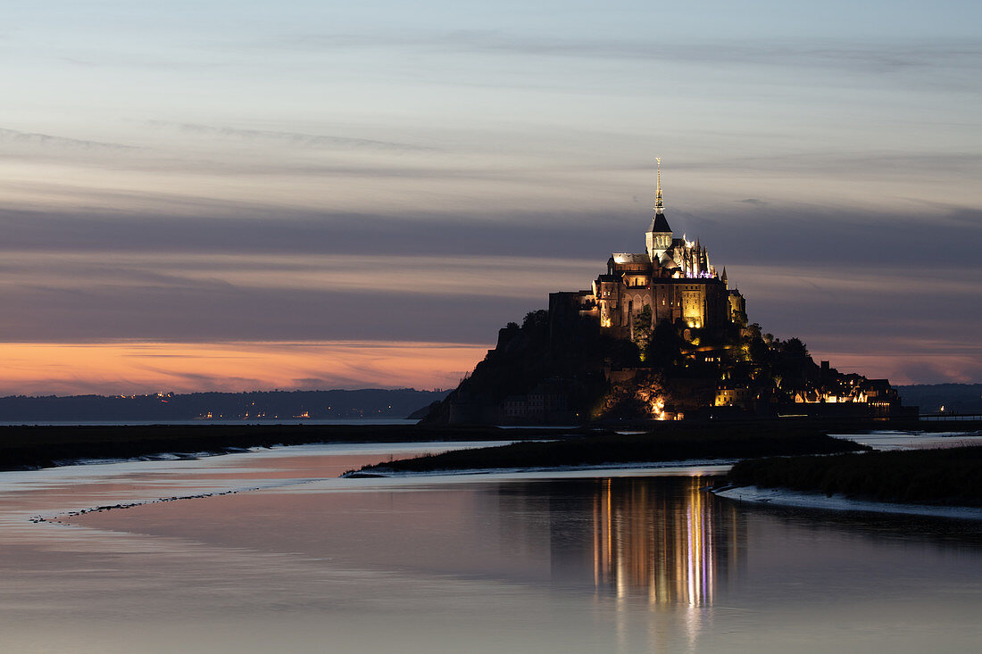 Blick am Abend auf die felsige Insel Mont Saint Michel mit dem gleichnamigen Kloster, Normandie, Frankreich.