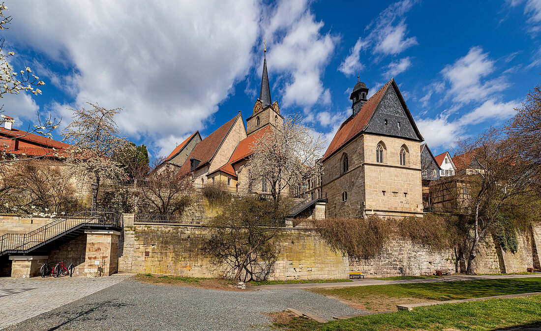 St. Johannes der Täufer-Kirche und Stadtgraben in Kronach, Bayern, Deutschland