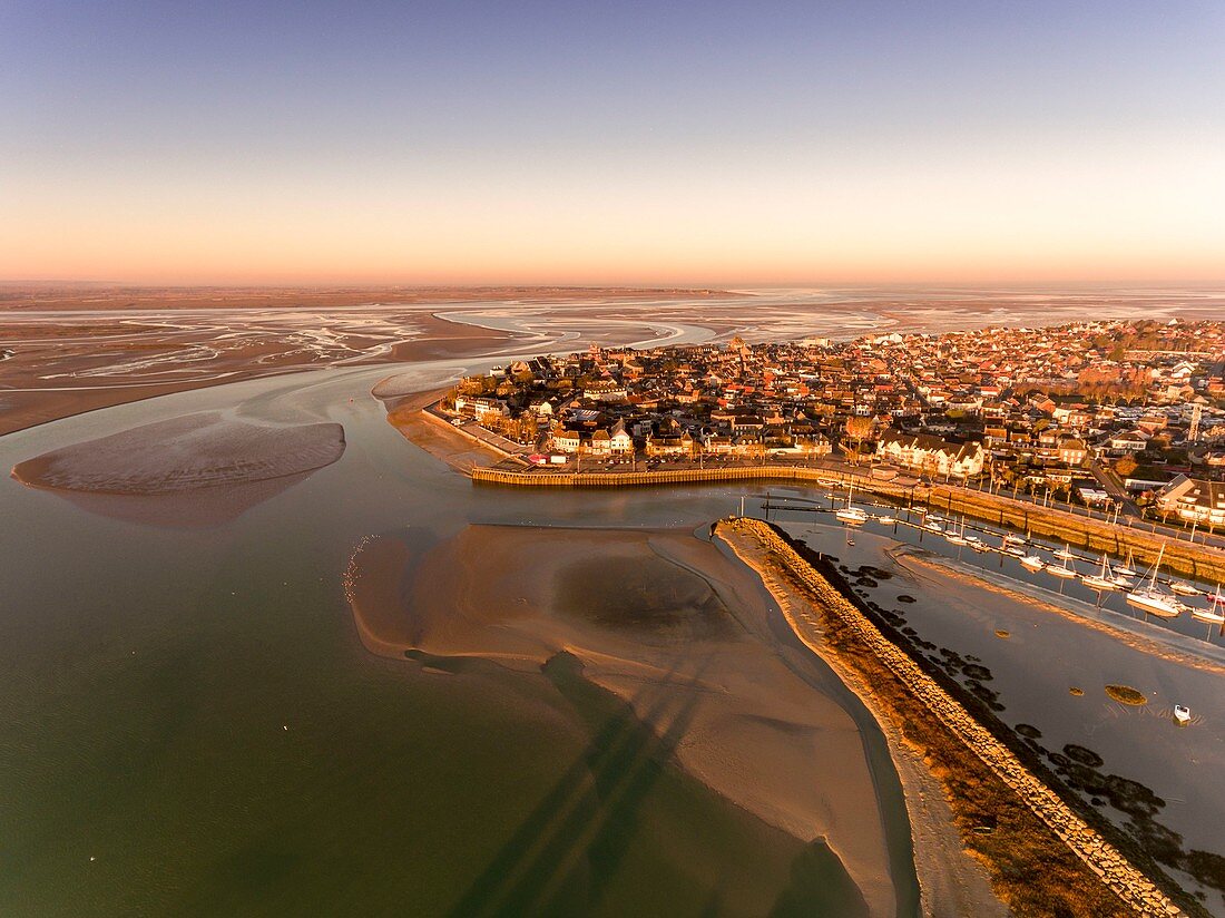 Frankreich, Somme, Baie de Somme, Le Crotoy, Luftaufnahme des Sonnenaufgangs über dem Dorf Crotoy und des bei Ebbe entdeckten Slikke