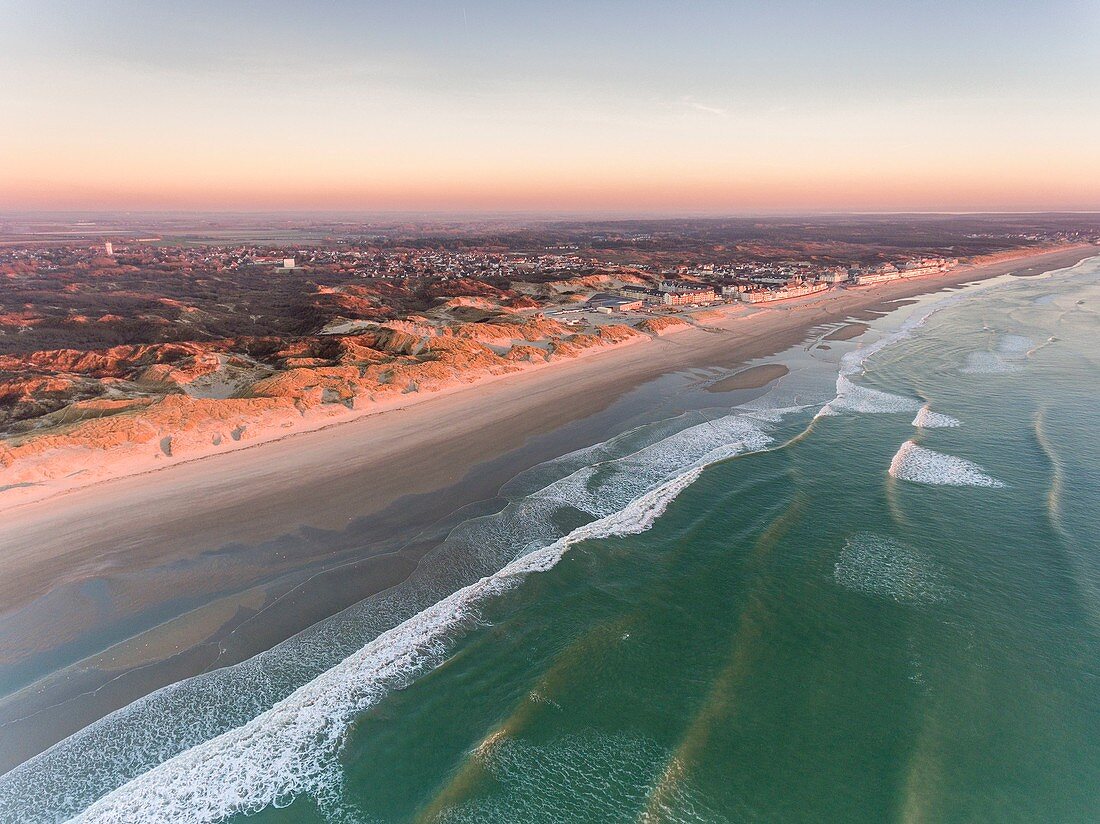 Frankreich, Somme, Fort-Mahon, Luftbild über den Dünen von Marquenterre zwischen der Bucht von Authie und der Baie de Somme, Fort-Mahon und Quend-Plage im Hintergrund