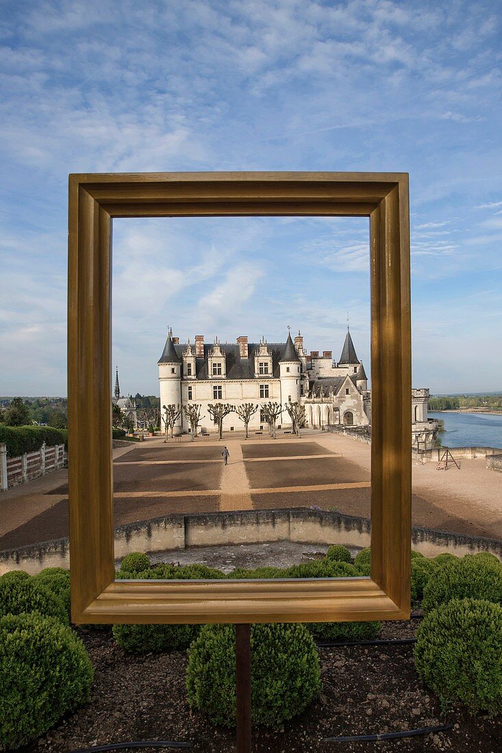 Frankreich, Indre et Loire, Loiretal, das von der UNESCO zum Weltkulturerbe erklärt wurde, Amboise, Schloss Amboise, Schloss Amboise aus dem Innenhof und Garten von Neapel