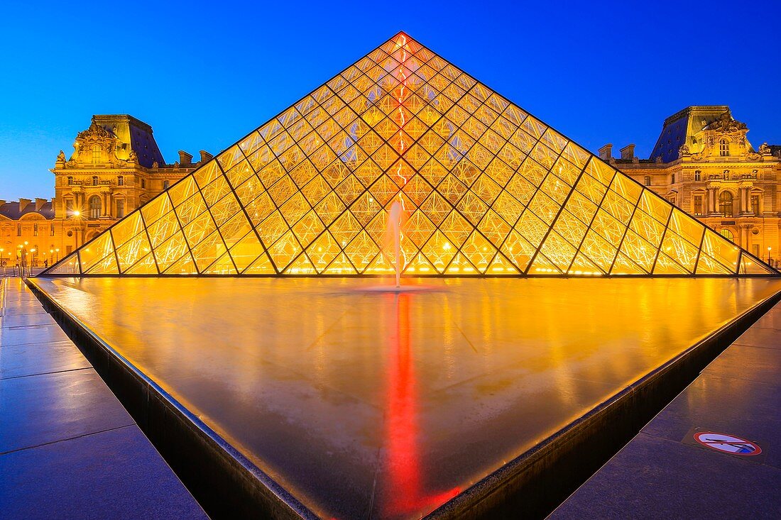 Frankreich, Paris, von der UNESCO zum Weltkulturerbe gehörendes Gebiet, die Louvre-Pyramide des Architekten Ieoh Ming Pei und die Fassade des Richelieu-Pavillons im Napoleon-Innenhof