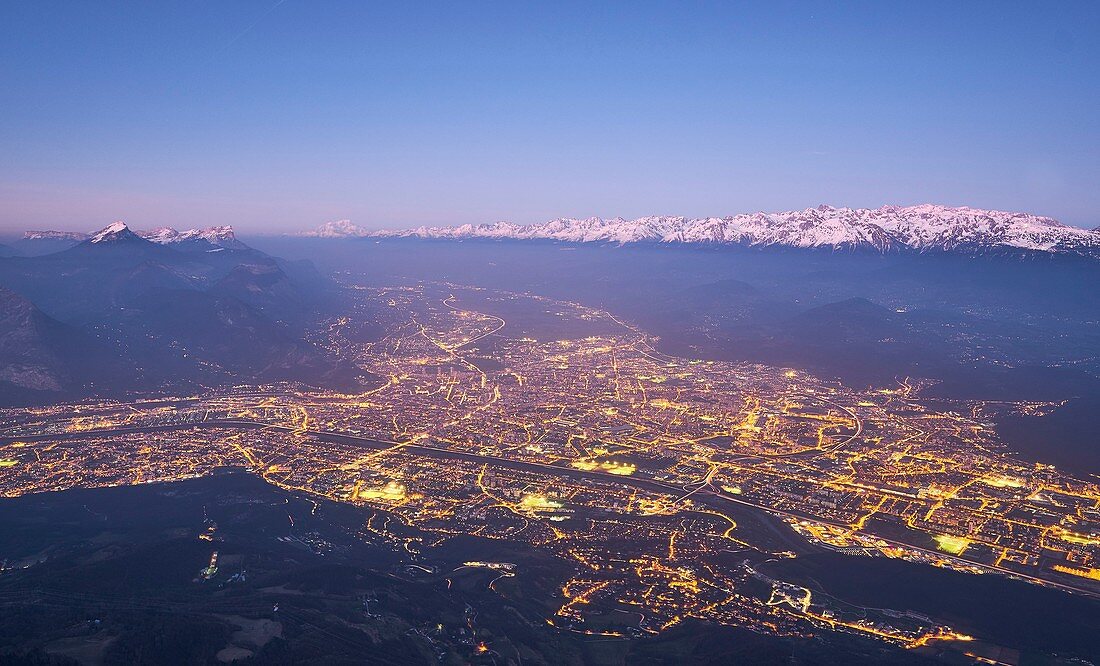 Frankreich, Isere, Le Moucherotte, Nachtansicht der Stadt Grenoble von der Spitze des Vercors-Bereichs