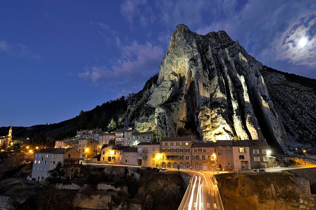 Frankreich, Alpes-de-Haute-Provence, Sisteron, Fluss La Durance, Brücke und Felsen La Baume, Kirche Saint Dominique