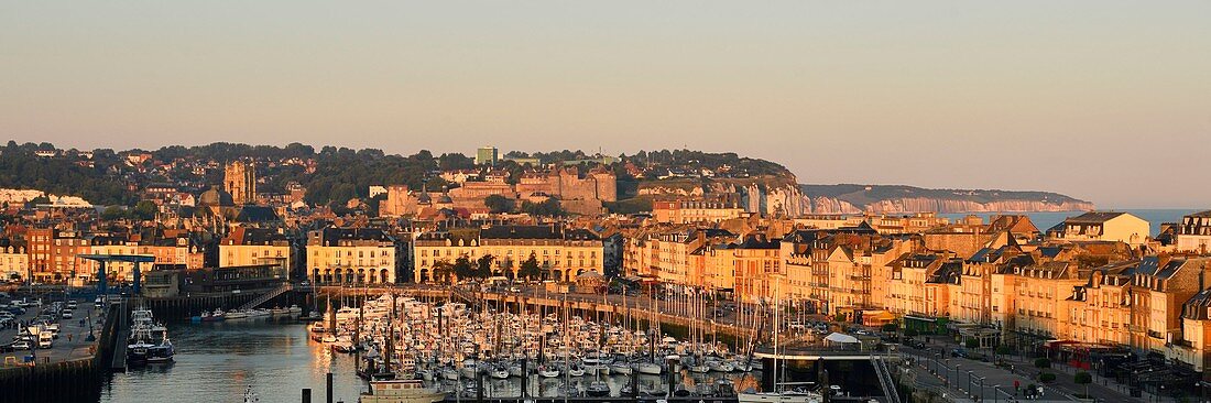 Frankreich, Seine Maritime, Pays de Caux, Côte d'Albatre, Dieppe, der Hafen mit der Kirche Saint Jacques aus dem 13. Jahrhundert und das Schlossmuseum