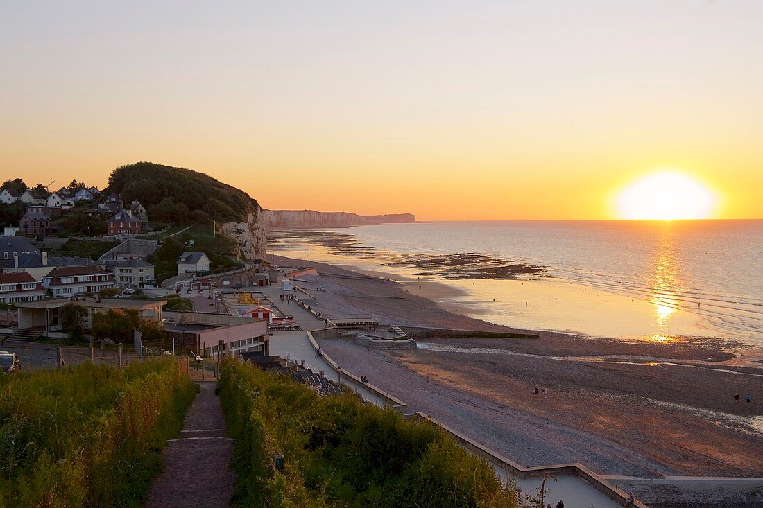 Frankreich, Normandie, Seine Maritime, Pays de Caux, Côte d'Albatre, Veules les Roses, die schönsten Dörfer Frankreichs, der Strand und die Klippen