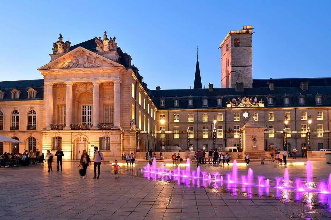 Frankreich, Côte d'Or, Dijon, von der UNESCO zum Weltkulturerbe erklärt, Brunnen am Ort der Befreiung (Befreiungsplatz) vor dem Turm Philippe le Bon (Philipp der Gute) und dem Palast der Herzöge von Burgund, in dem sich das Rathaus und das Museum der Schönen Künste befinden